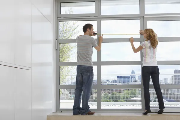 Couple Measuring Windows — Stock Photo, Image