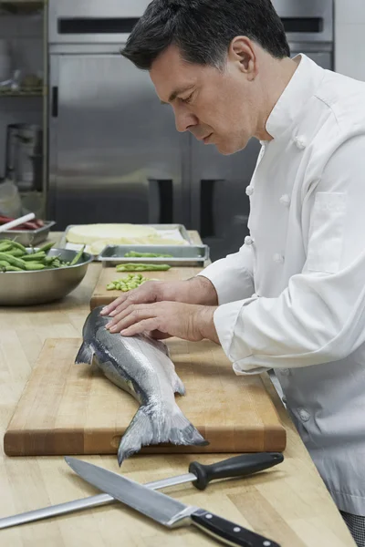 Chef preparing salmon — Stock Photo, Image