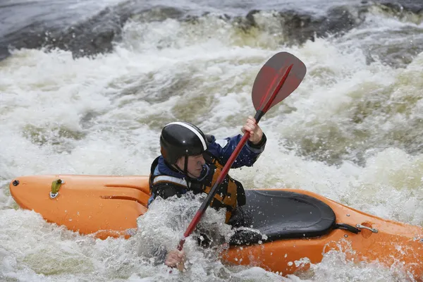 Kayaker w Rapids — Zdjęcie stockowe