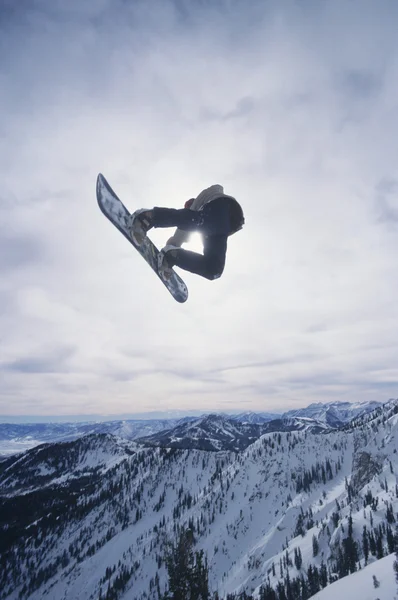 Pessoa em snowboard jumping — Fotografia de Stock