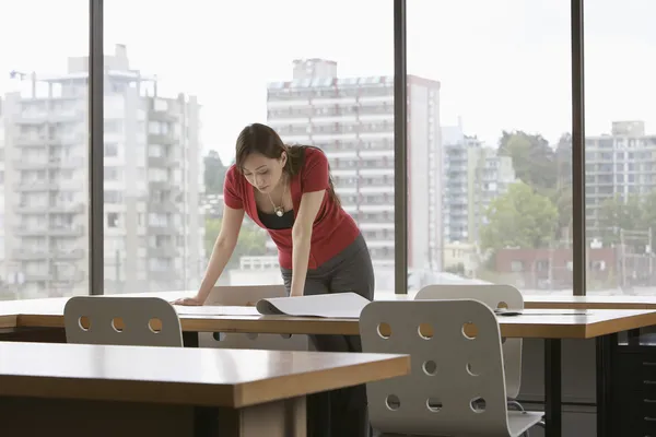 Femme étudiant le document — Photo