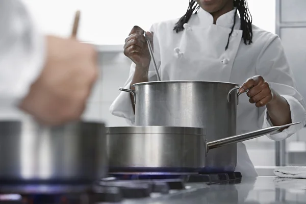 Vrouwelijke chef-kok in de keuken — Stockfoto