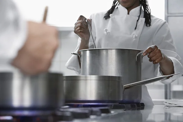 Femme chef en cuisine — Photo