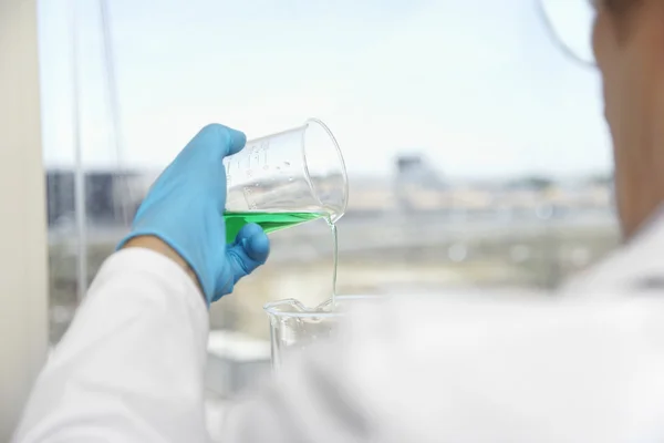 Scientist pouring liquid — Stock Photo, Image