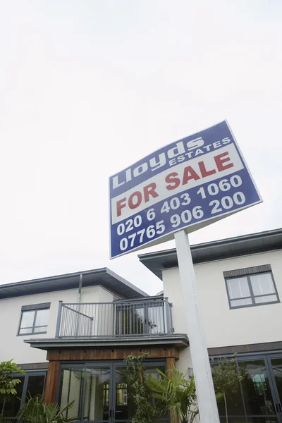 For sale sign outside house — Stock Photo, Image