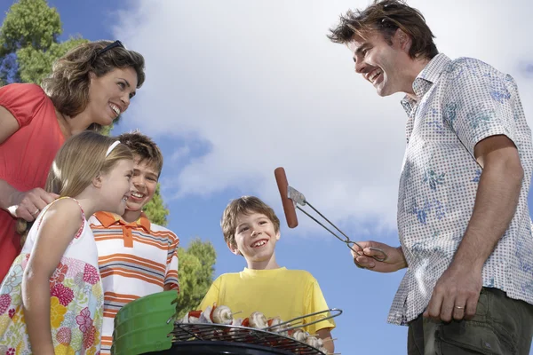 Family with children grilling — Stock Photo, Image