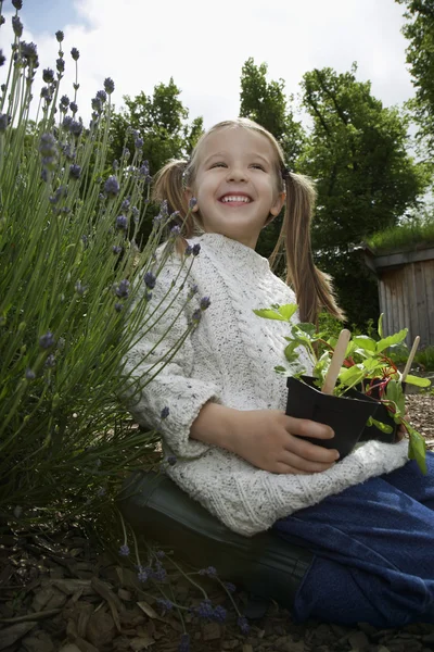 Mädchen arbeitet im Garten — Stockfoto