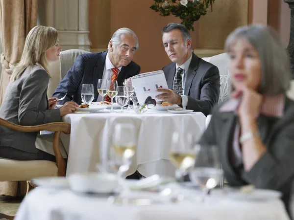 Tres empresarios analizando documentos — Foto de Stock