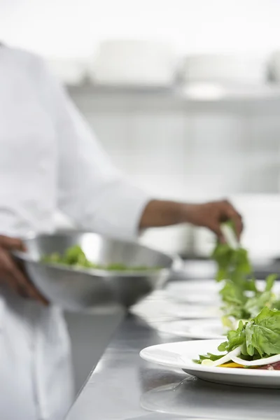 Chef preparando ensalada en la cocina — Foto de Stock