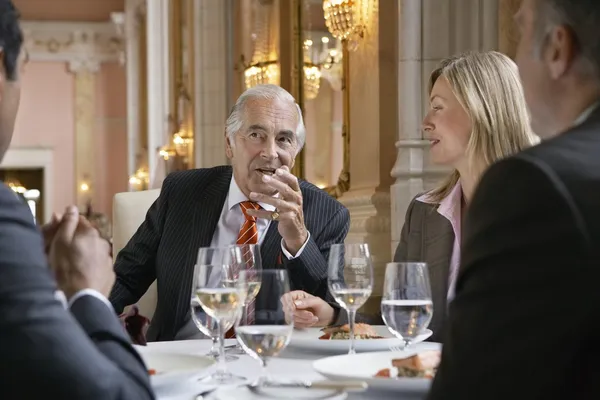 Uomini d'affari seduti al ristorante — Foto Stock