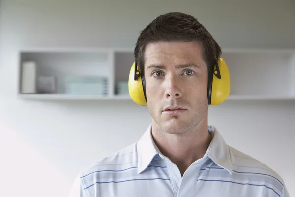 Homem usando fones de ouvido — Fotografia de Stock