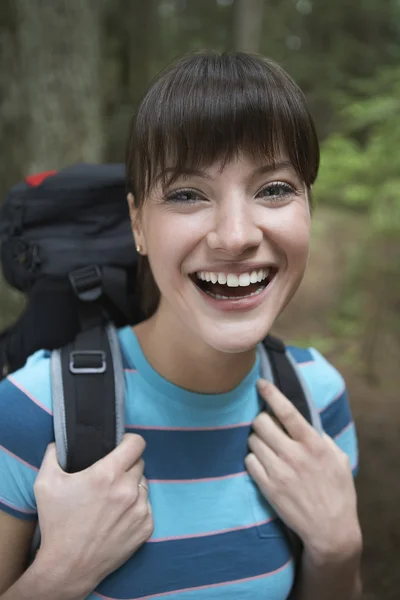 Kvinna som bär ryggsäck — Stockfoto