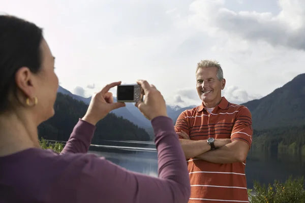 Kvinna fotograferar man — Stockfoto