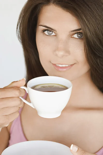 Jovem mulher bebendo chá — Fotografia de Stock