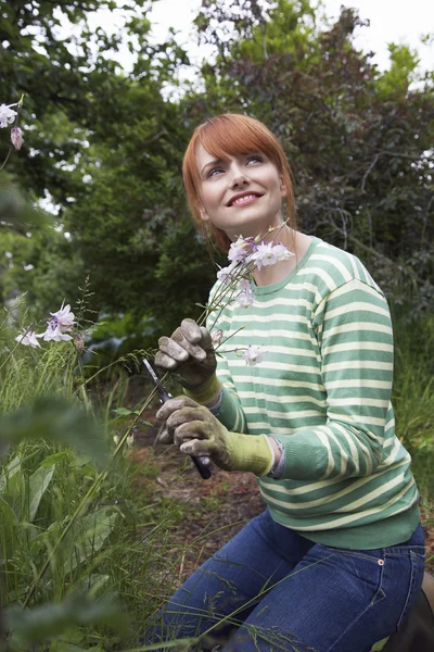 Donna con potatore da giardino — Foto Stock