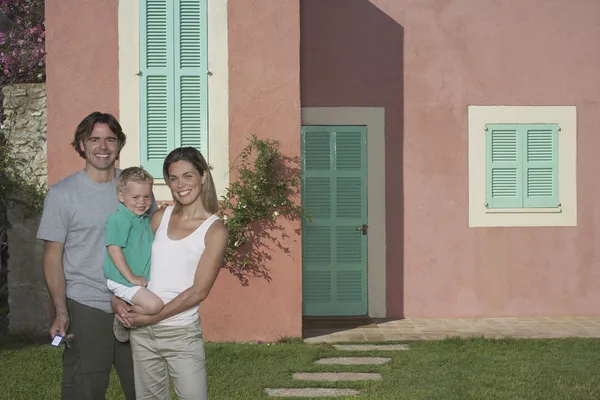 Família com menino de pé — Fotografia de Stock