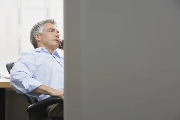 Uomo d'affari che utilizza il telefono — Foto Stock