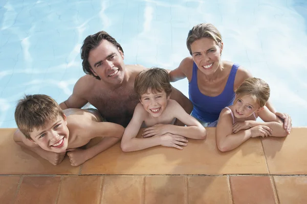 Família com três filhos sorrindo — Fotografia de Stock