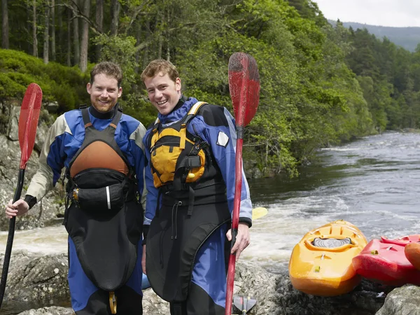 Kayakers Staande bij Riverbank — Stockfoto