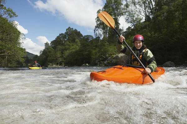 Kayakers d'eau vive sur la rivière — Photo