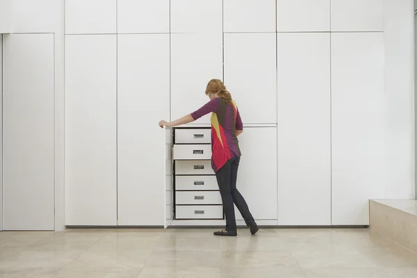 Woman Opening Drawers — Stock Photo, Image