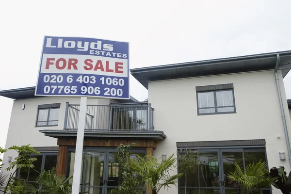 For sale sign outside house — Stock Photo, Image