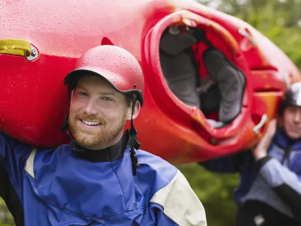 Kayakers uitvoering boot — Stockfoto