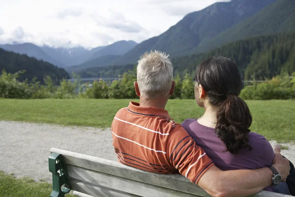 Pareja sentada en el banco — Foto de Stock