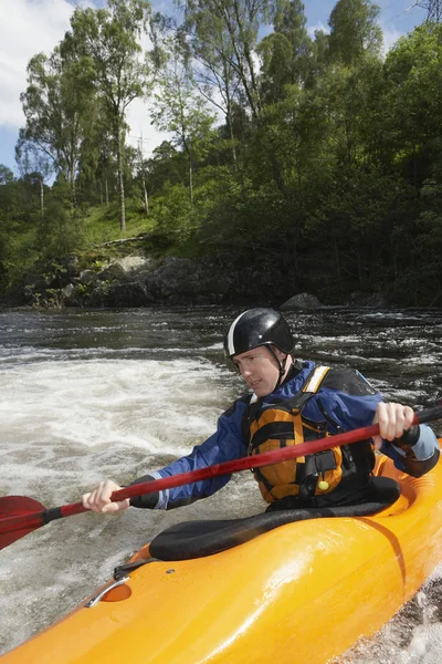 Kayaker em Rapids — Fotografia de Stock