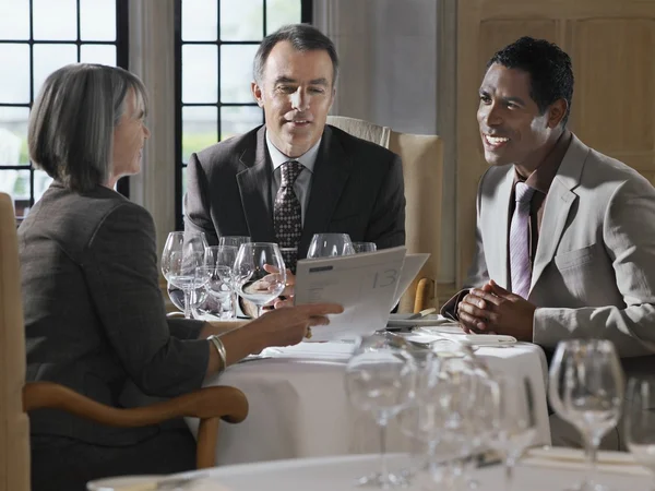 Geschäftsleute im Restaurant — Stockfoto