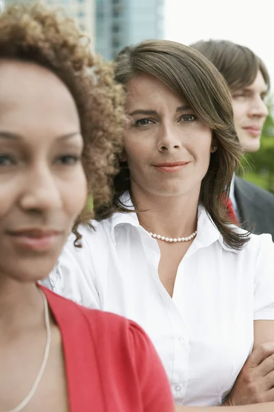 Vrouw en man die lacht buitenshuis — Stockfoto