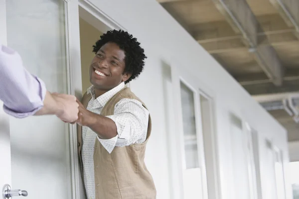 Businessman greeting colleague in office — Stock Photo, Image