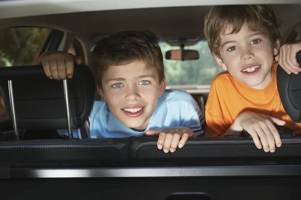 Meninos no interior do carro — Fotografia de Stock