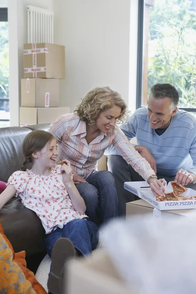 Familie isst Pizza — Stockfoto