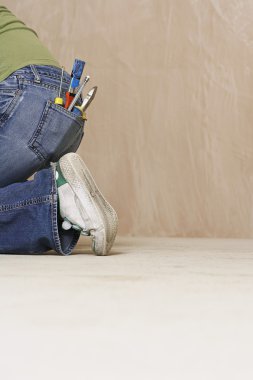 Fırça ve el araçlarıyla kadın