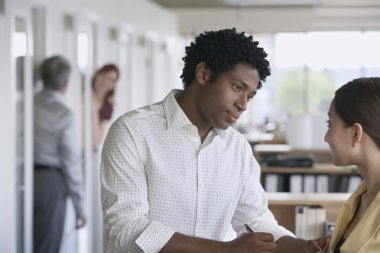 İşadamı ve meslektaşım ofisinde konuşmak