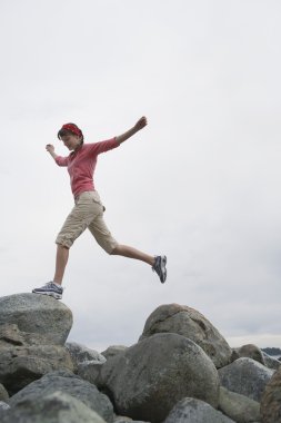 Kayaların üzerinde atlama kadın