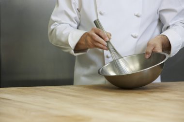 erkek aşçı malzemeyi karıştırma