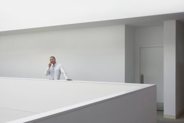 İş adamı cep telefonu kullanıyor