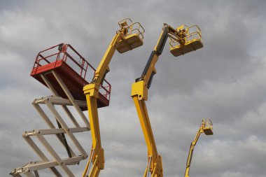 kiraz seçiciler fırtınalı gökyüzü