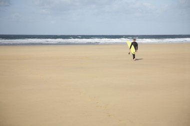 adam surfboard taşıma