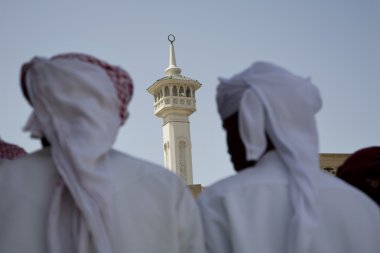 Geleneksel giyimli Müslüman erkeklerin bir şarkı yapmak