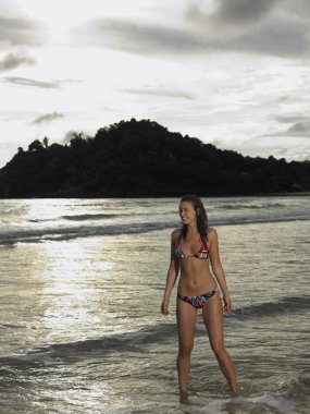 Okyanusta gölet ve göllerde kadın