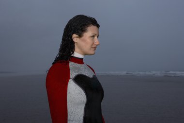 Sığ sularda ayakta sörfçü