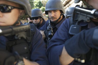 SWAT elemanları silahlı