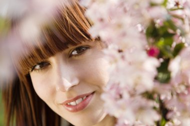 Çiçekleri ile arayan kadın