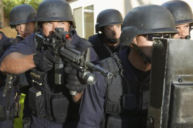 SWAT elemanları kalkan arkasında