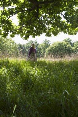 Ağaç altında kadın
