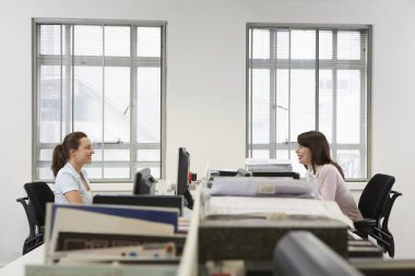 Masalar çalışan kadınlar