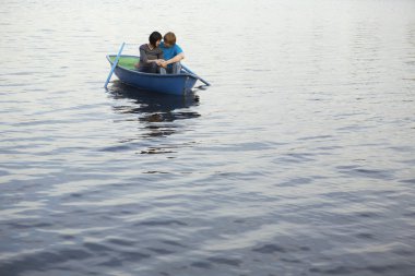 Kayık Gölü üzerine sarılma Çift